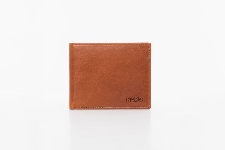 Elegant leather purse with handle in brown leather featuring a gold clasp on a wooden surface