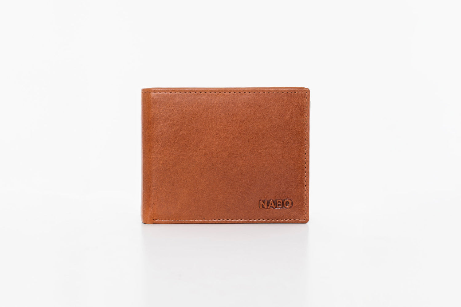 Elegant leather purse with handle in brown leather featuring a gold clasp on a wooden surface